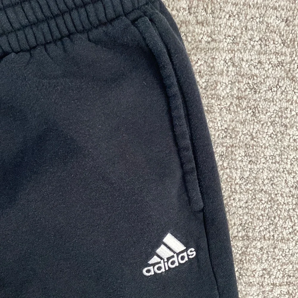 Kids Boys XL Adidas Black Fleece Joggers with Elastic Cuffs and Relaxed Fit